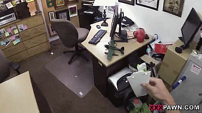 Продавец мобильных телефонов выебал молодуху в подсобке