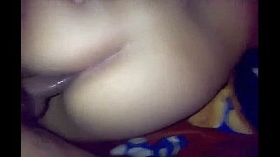 Индианка с небритой киской раздвинула ноги перед объективом